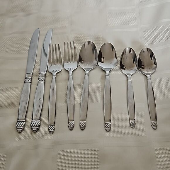 Onieda 8 Pieces Stainless Steel Everyday Flatware Set 18/10 Silver - Picture 3 of 16